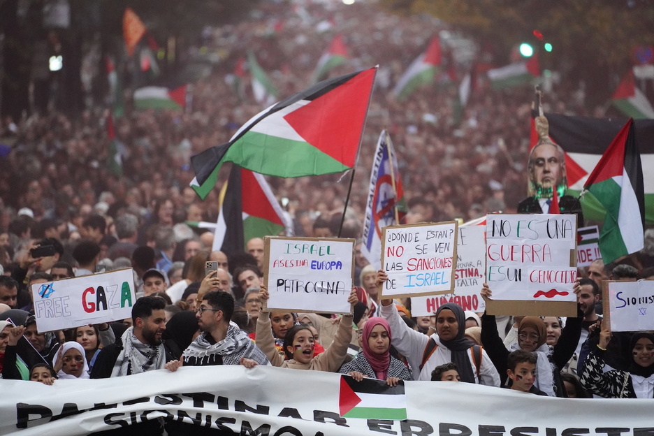 Milaka lagun bildu dira Bilbon Palestinari elkartasuna adierazteko. Milaka lagun bildu dira Bilbon Palestinari elkartasuna adierazteko.