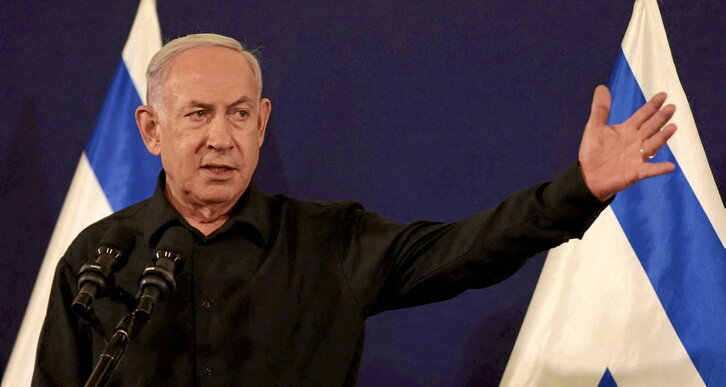 El primer ministro israelí, Benjamin Netanyahu, habla durante la rueda de prensa convocada ayer en la base militar de Kirya, en Tel Aviv.
