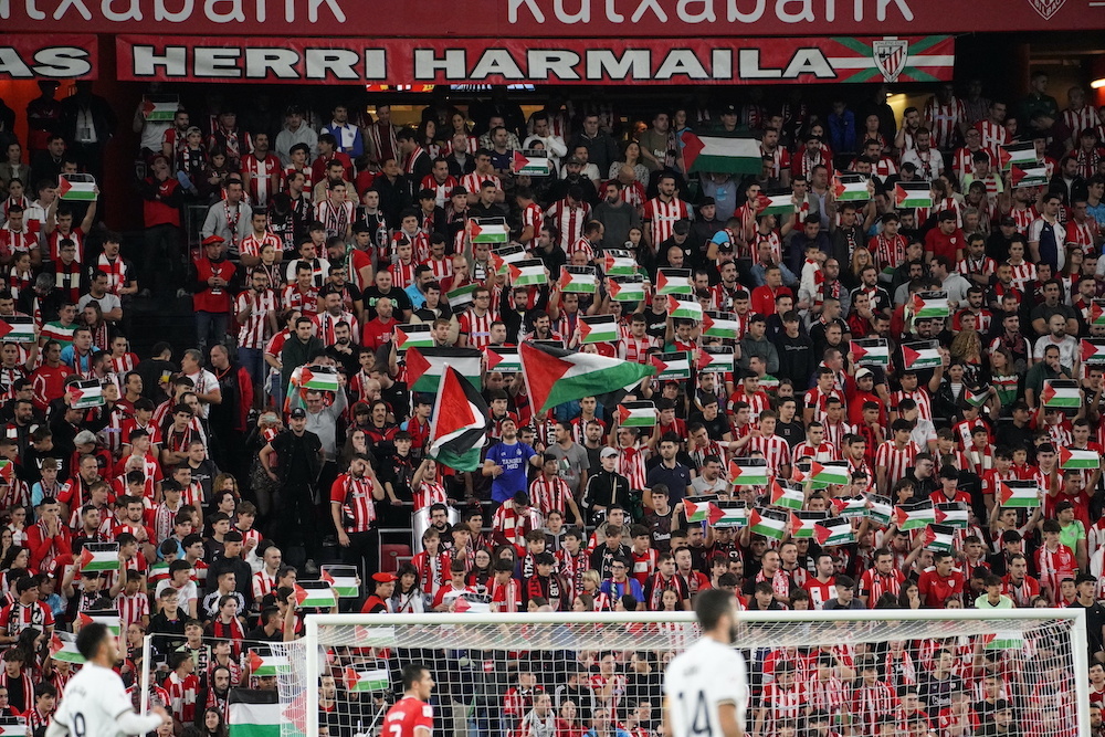 Banderas palestinas en la grada popular de San Mamés. (Aritz LOIOLA / FOKU) Banderas palestinas en la grada popular de San Mamés. (Aritz LOIOLA / FOKU)