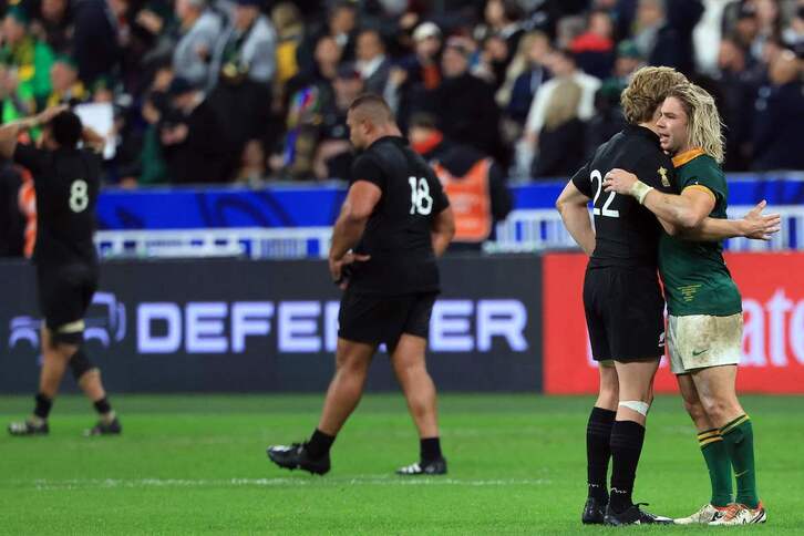 Abrazo entre el neozelandés Damian McKenzie y el sudáfricano Faf de Klerk después de la final.