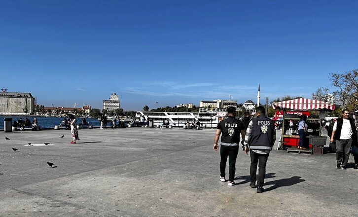 Policías en una plaza de Estambul realizando labores de inspección de extranjeros.