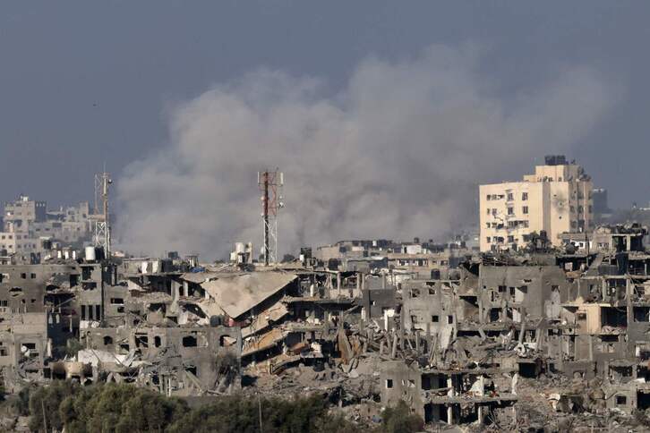 La destrucción provocada por los bombardeos israelíes en Gaza, en una imagen tomada desde la ciudad de Sderot. 