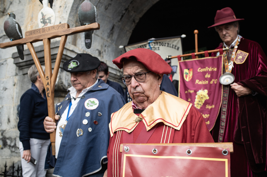 À la sortie de la traditionnelle « messe solennelle », les confréries se mettent en place pour leur défilé.