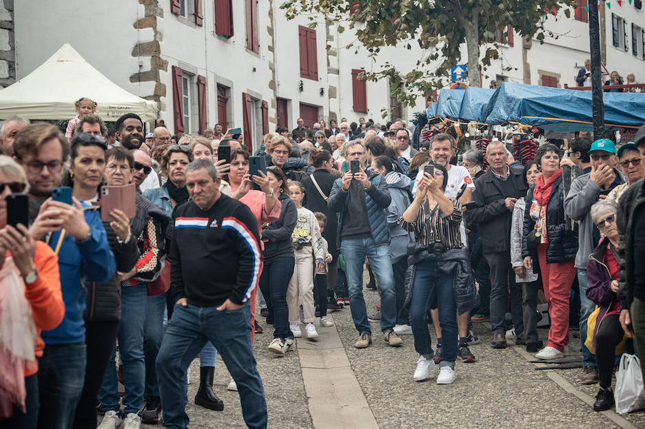 Ses participants ont dû se frayer un chemin dans les rues du village.
