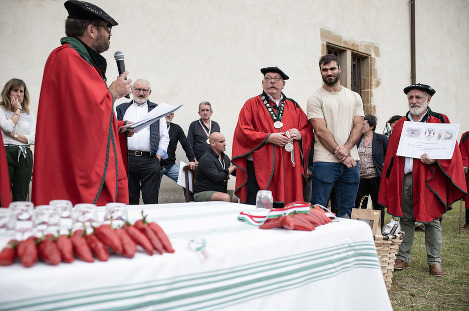  Photo 7 : La remise du « prix piment 2023 » s’est faite en présence du joueur de l’Aviron Bayonnais, Gaëtan Germain.