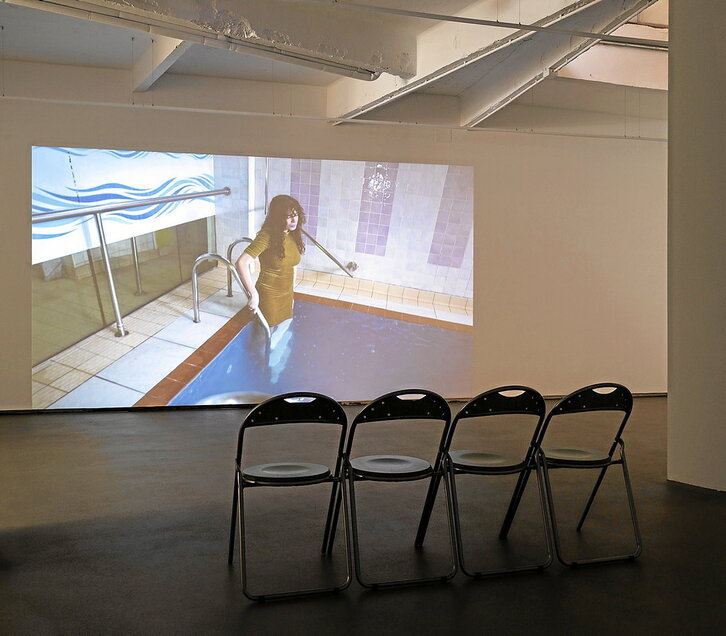 Vista general de la exposición que la artista Esther Gatón protagoniza en Cibrián Gallery de Donostia, en la que hasta la disposición de las sillas tiene su importancia.
