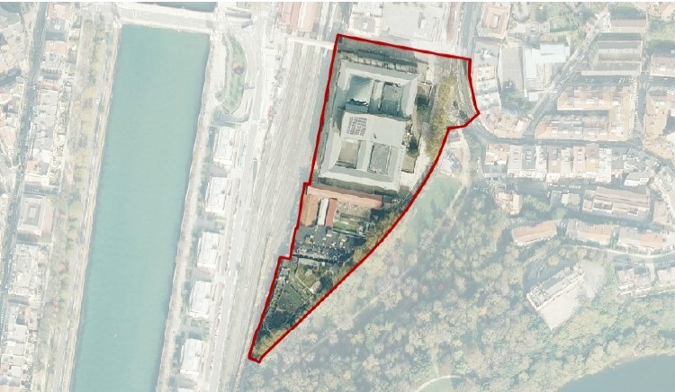 En la parte resaltada Tabakalera al norte y debajo el espacio triangular en el que se elevarían las tres torres.