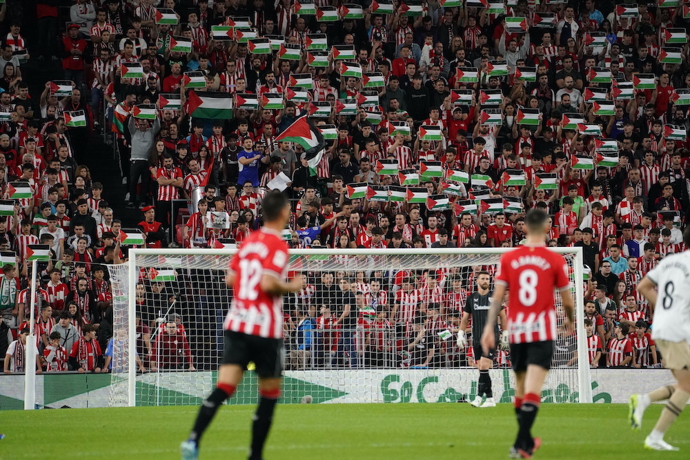 Banderas palestinas en la grada popular en San Mam&eacute;s. (Aritz LOIOLA / FOKU)