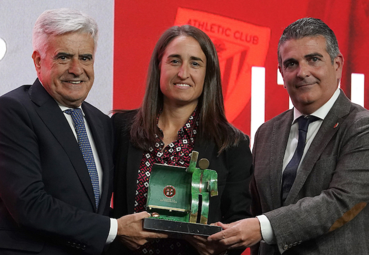 Iraia Iturregi ha recibido el premio Ramón Cobo por su trabajo al frente del Athletic.