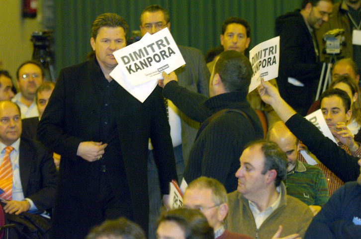 Dmitri Piterman, con Pepe Nereo detrás, recibe las protestas de los accionistas albiazules en la Junta de 2007.