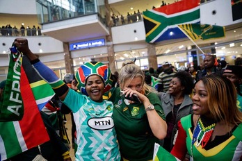 Aficionadas de los Springboks aguardan abrazadas la llegada de su equipo a casa.