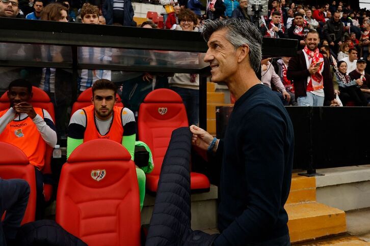 Imanol, sonriente antes de comenzar el partido de Vallecas.