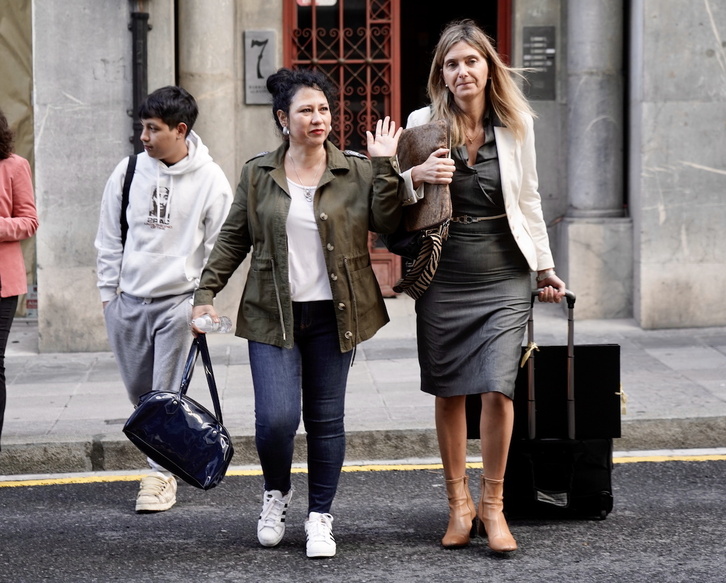 Silvia, a la izquierda, junto a su abogada, Agatha Libano, llegando a la Audiencia Provincial de Bizkaia el pasado 30 de octubre.