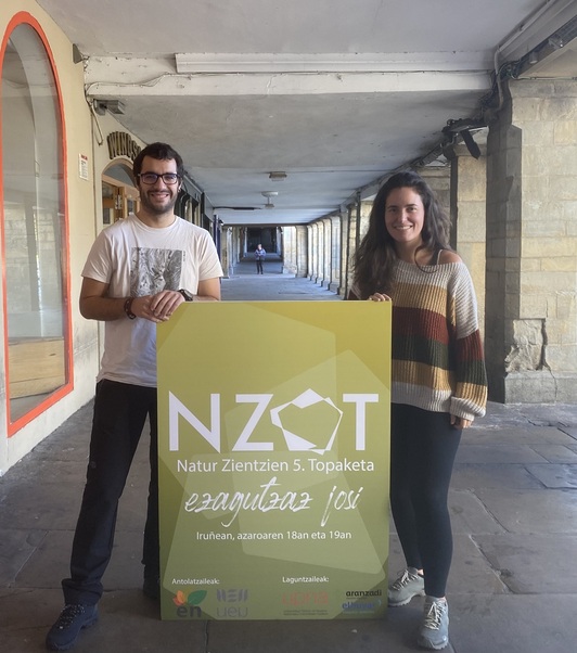 Mikel Etxeberria eta Ana Garcia del Bao Natur Zientzien V. Topaketen koordinatzaileak.