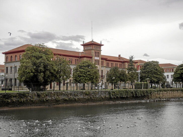 Los cuarteles de Loiola, a la orilla del río Urumea.