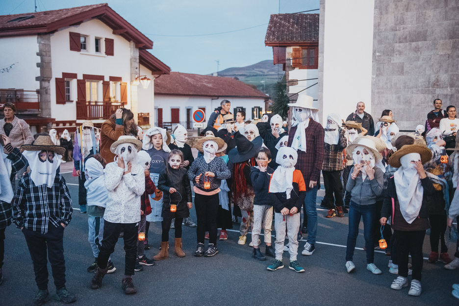 Le rendez-vous a été donné au fronton d'Itxassou, avant de défiler vers Atharri.