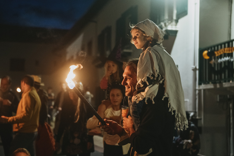 Cette année les parents ont été invité à participer activement au défilé, en présentant une danse : sorgin dantza.