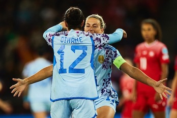 Oihane se abraza con Alexia tras anotar el primer gol de la selección española contra Suiza.