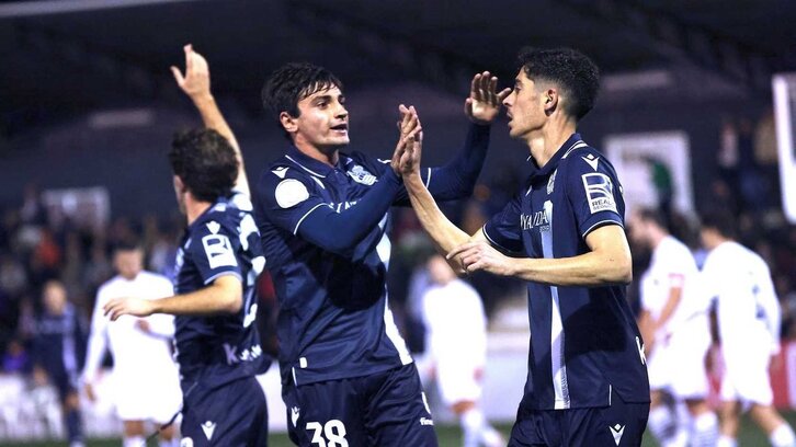 Alberto Dadie y Carlos Fernández festejan el gol que han protagonizado.