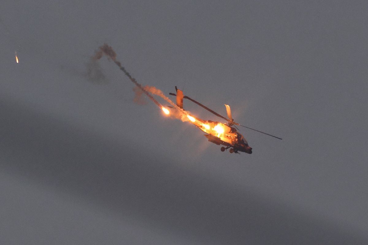 Un helicóptero lanza bengalas sobre Gaza. (Jack GUEZ/AFP)