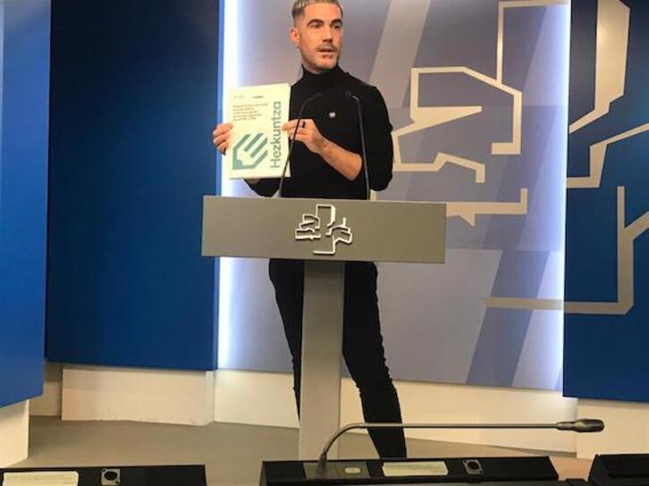 Ikoitz Arrese muestra el documento que él mismo entregó al resto de grupos.