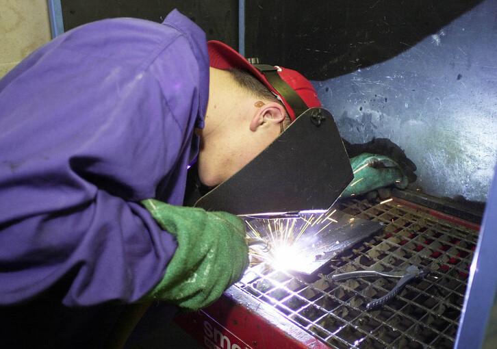 Lanbide Heziketako ikasle bat tallerrean lanean, artxiboko irudian.