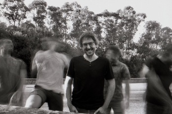 Bosteko taldea osatu du Arkaitz Artola donostiarrak Argazki Bat Behelainoan proiektua zuzenekoetara eramateko.