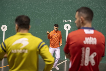 Jokin Altuna pilotak probatzen, Erik Jaka eta Gorostiza begira dituela.