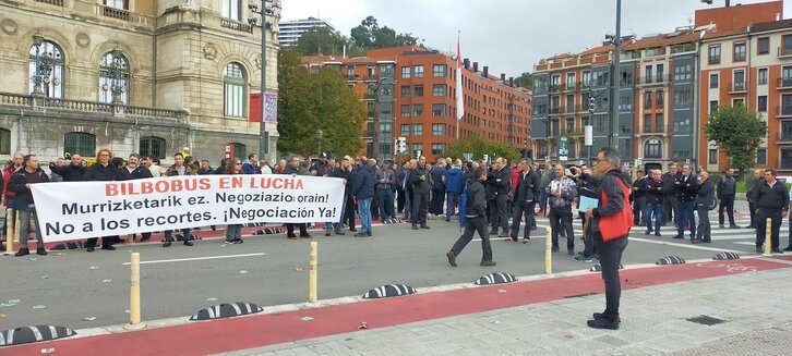 Concentración de trabajadores de Bilbobus ante el Consistorio.