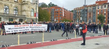 Concentración de trabajadores de Bilbobus ante el Consistorio.