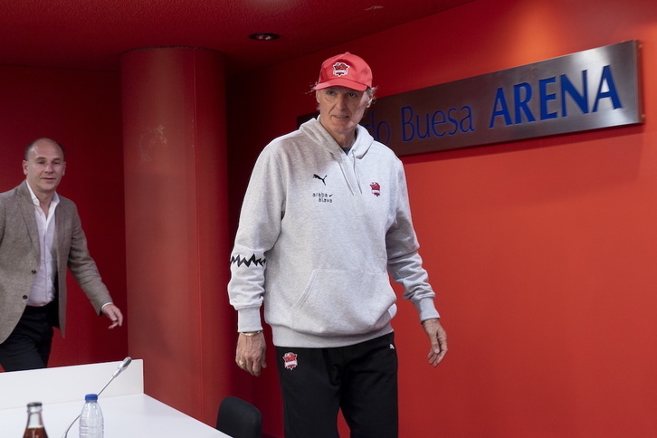 Después de haber sido presentado, Dusko Ivanovic ya camina al frente del Baskonia.