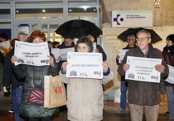Concentración vecinal ante el centro de salud de Deustu.