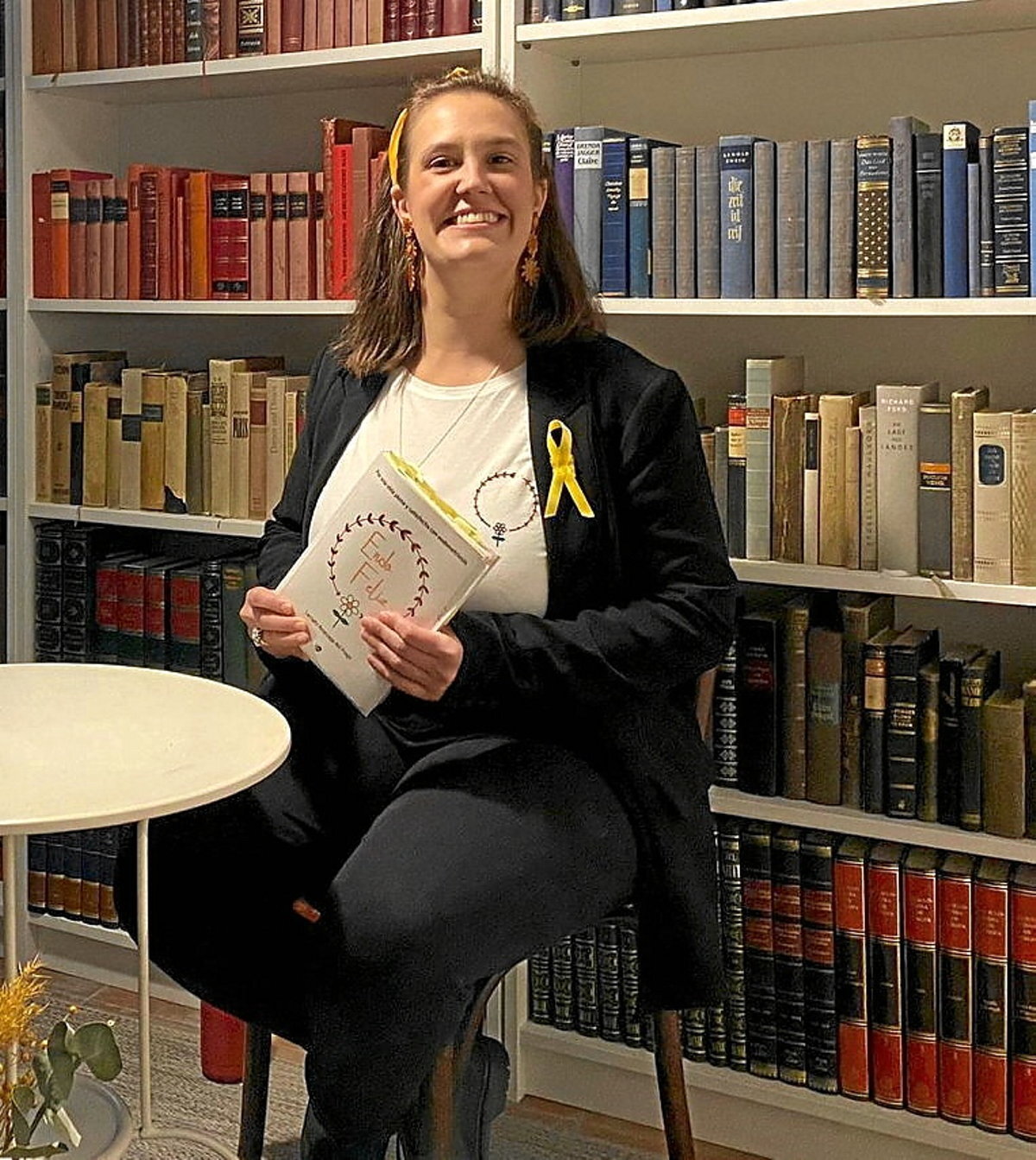 Larraitz Amezaga, pozik, bere liburuarekin. (Larraitz AMEZAGA DEL FRAGO)