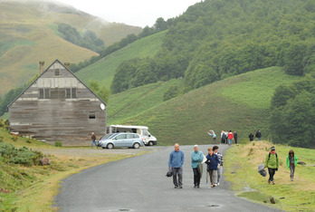 Udan bezala neguan ere mendi jarduerak garatzeko aukerak aztertzen ari dira Iratiko txaleten kudeatzaileek. 