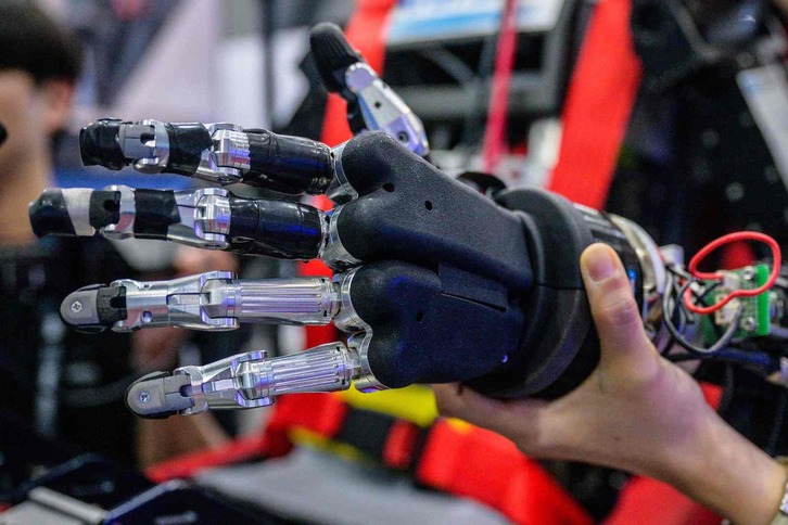 Robot humanoide baten eskua, Hego Koreako lantegi batean. 