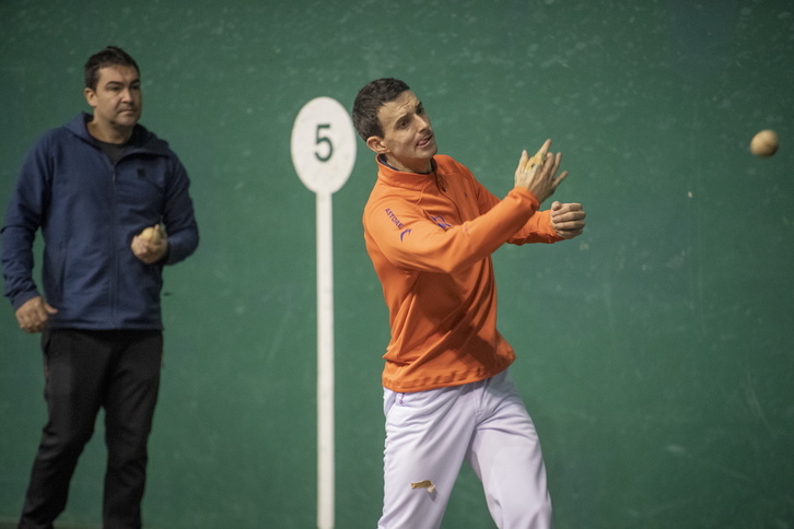 Jokin Altuna atzoko material aukeraketan.