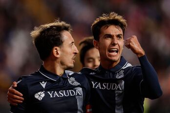 Oyarzabal, que celebra con Zubimendi uno de sus goles de Vallecas, marcó el de la última victoria contra el Barcelona en Anoeta.