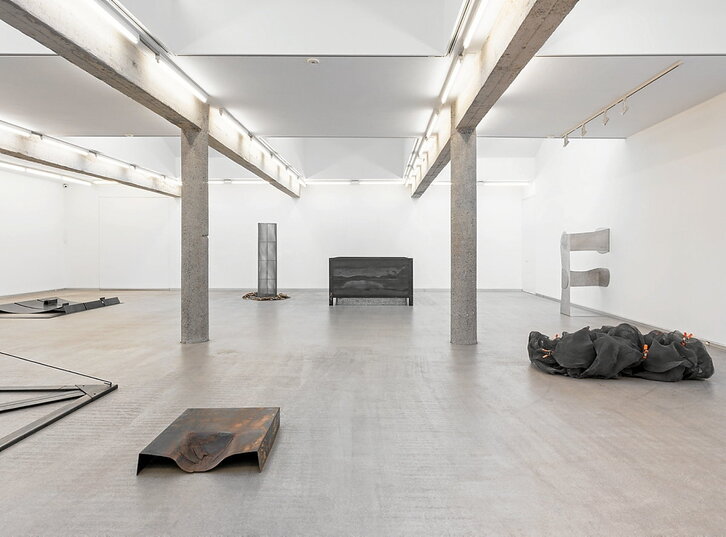 Obras de la catalana Susana Solano, realizadas en diferentes fechas, comparten la exposición “Artificios” en la galería bilbaina Carreras Múgica.