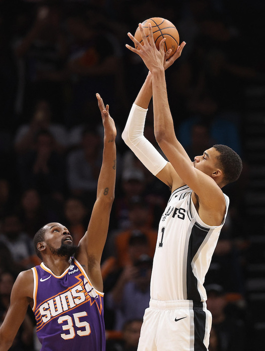 Wembanyama se eleva y supera a un Kevin Durant que no ha podido frenar al prodigio francés de los Spurs.