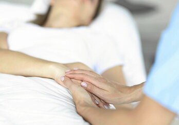 Eutanasiaren Legeak bi urte bete ditu. Osasungintza publikoak eskaintzen duen aukera bat da.