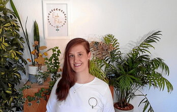 Larraitz Amezaga del Frago, «EndoFeliz» liburuaren eta informazio kanalaren sortzailea, proiektuaren logotipoarekin.