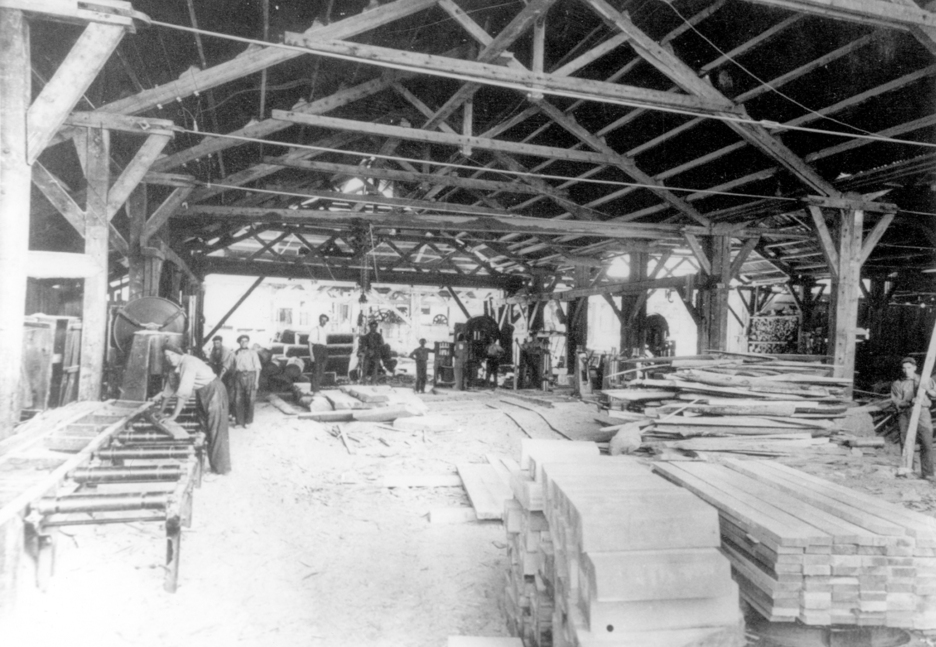 Hangar del aserradero de Mendibe donde elaboraban traviesas de tren. Hangar del aserradero de Mendibe donde elaboraban traviesas de tren.