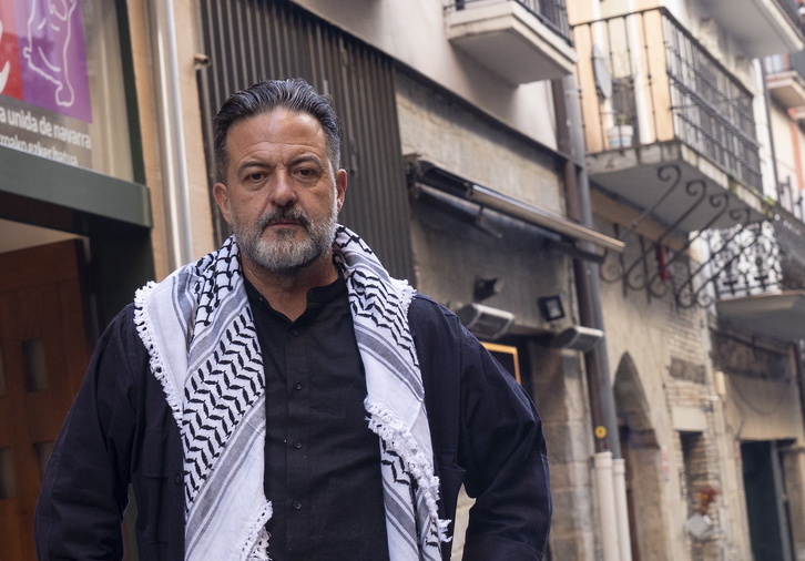 Manu Pineda, junto a la nueva sede de IU en Iruñea, en Curia.