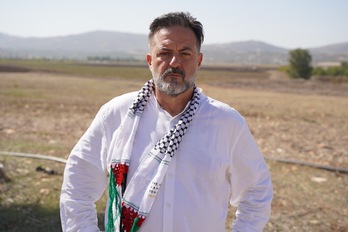 Manu Pineda, junto a la nueva sede de IU en Iruñea, en Curia.