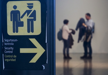 Señal de control de seguridad en el aeropuerto de Loiu.