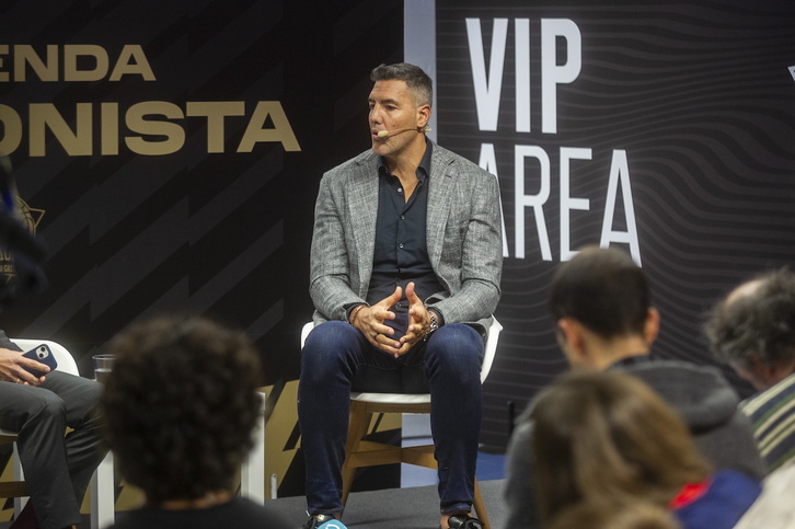 Luis Scola, elegantemente vestido, charla frente a la afición del Baskonia.
