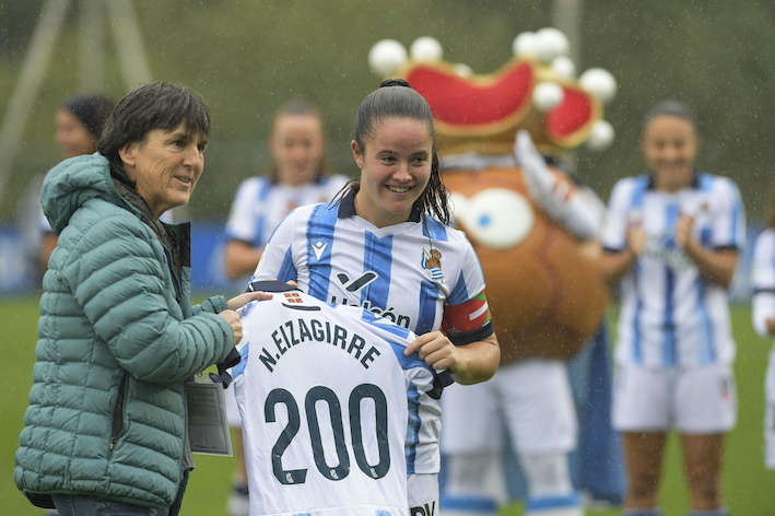 Garbiñe Etxeberria entrega a Nerea Eizagirre una camiseta conmemorativa por sus 200 partidos con la Real. Jon Urbe/Foku