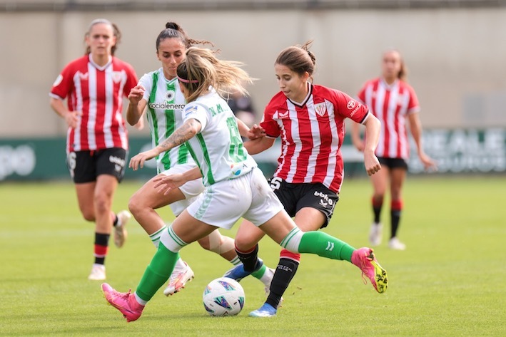 Clara Pinedo intenta mantener el balón entre Gema y Montilla. Athletic Club
