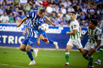 Kike García intenta rematar en el encuentro ante el Betis.