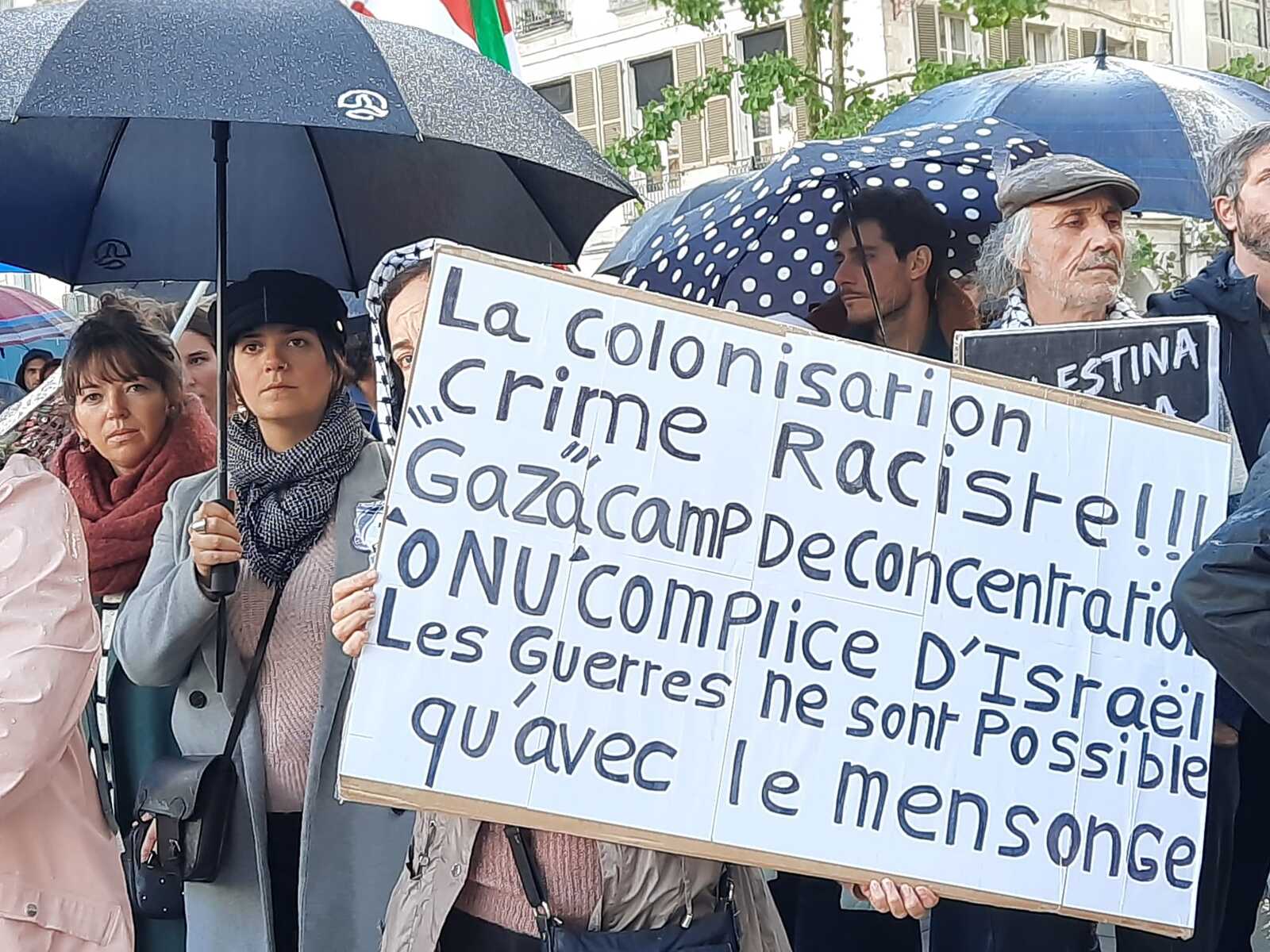 Nazio Batuak Israelen konplize izaten ari direla salatu dute pankarta batzuetan. (Maite UBIRIA)